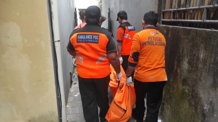 EVAKUASI: Jenazah Widjaya Prawira  asal Belinju dievakuasi oleh Petugas BPBD Kota Denpasar pada Kamis (14/9/2023). Sumber Humas Polresta Denpasar