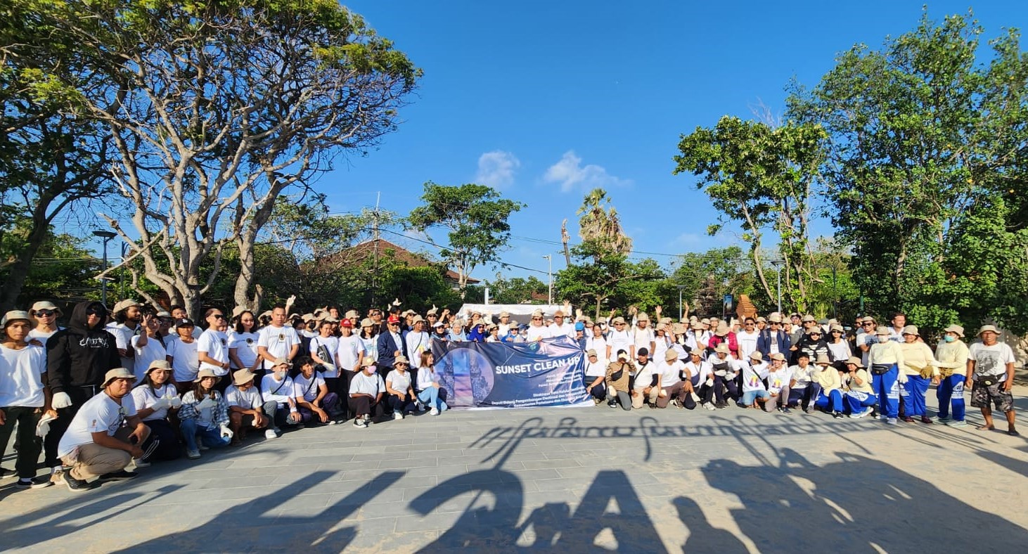 AKSI NYATA: Para peserta Sunset Clean Up aksi bersih-bersih pantai Kuta dan Pantai Jerman guna meningkatkan citra pariwisata, 15 September 2023.