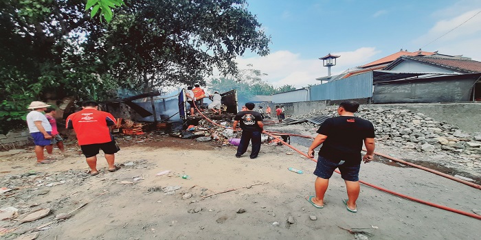 Kondisi gudang batako milik I Wayan Popo Hartopo di Banjar Batanbuah Kelod, Desa Beraban, Kediri, Tabanan ludes terbakar.