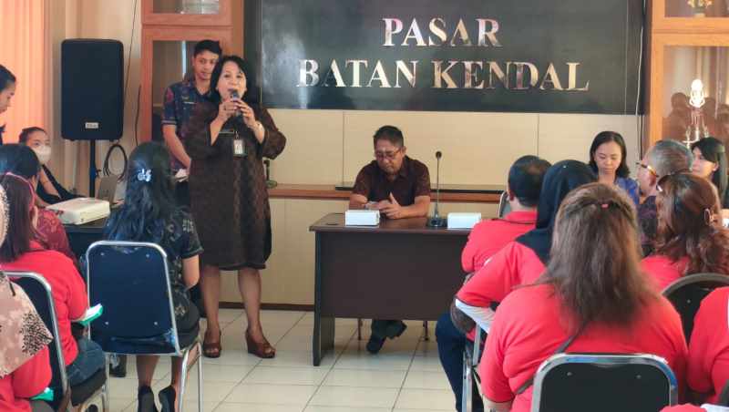SEKOLAH SANTAI : Sekolah pasar rakyat Kota Denpasar. (Foto:Adrian Suwanto/Radar Bali).