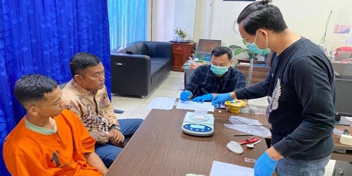 Warga Negara Asing (WNA) asal Malaysia berinisial ABZ ditangkap tim gabungan Badan Narkotika Nasional (BNN) Provinsi Bali dan Bea Cukai karena menyelundupkan sabu.