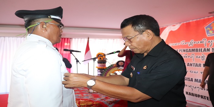 Nyoman Sindha (kiri) dilantik sebagai Perbekel Sulanyah pengganti antar waktu.