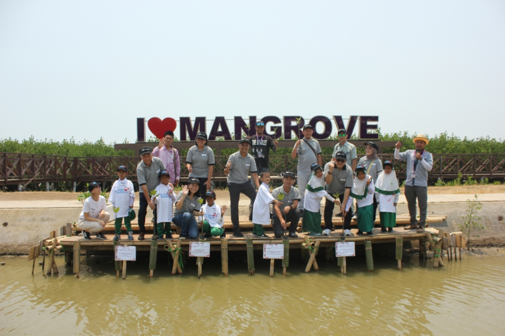 PEDULI LINGKUNGAN: KTB juga turut mengajak para karyawan melakukan aksi sosial penanaman 3.000 bibit Mangrove di Ketapang Urban Aquaculture. (KTB)