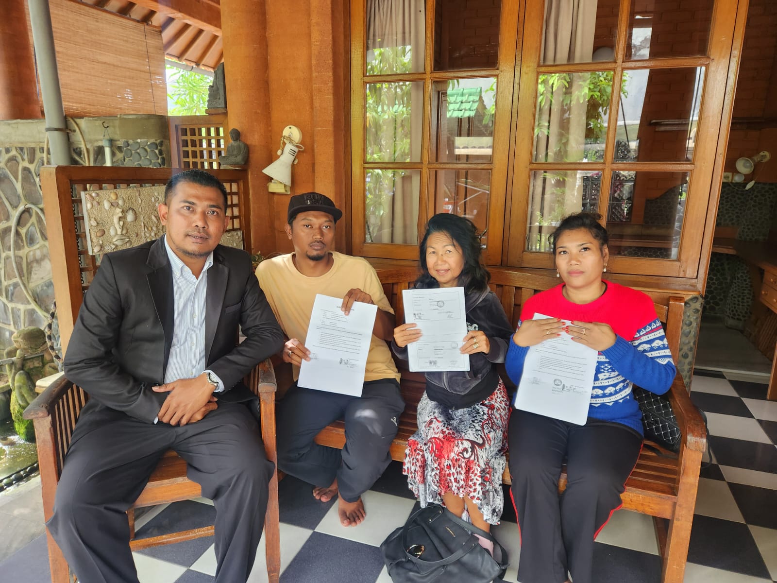 CARI KEADILAN: Dari Kiri ke Kanan. Advokat Verdinandus Kiki Affandi. Dwi Haryono. Puji Rahayu Ningsih. Dan Isnanik Purwati, dijumpai di bilangan Kuta, Sabtu (16/9/2023).