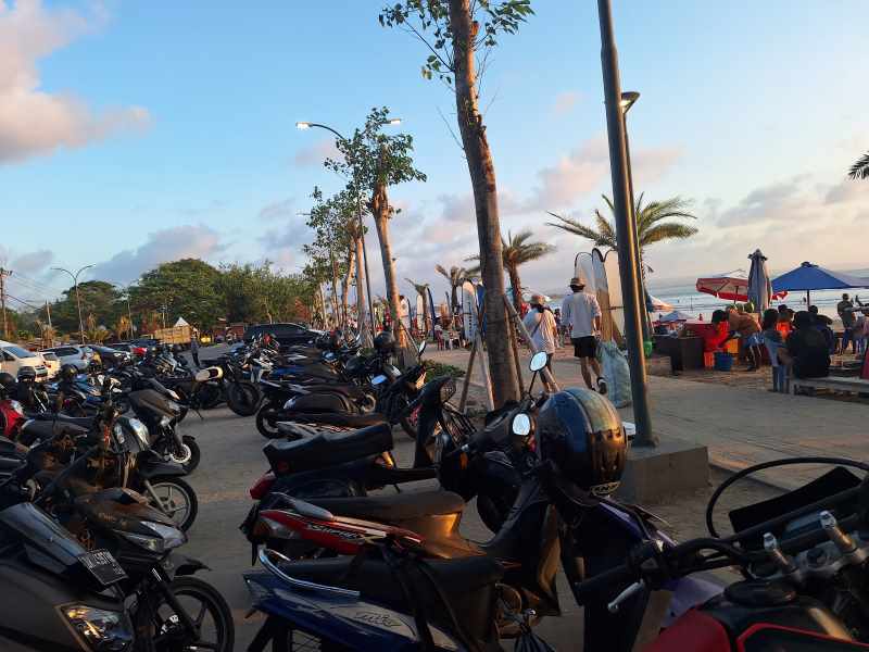 BERDESAKAN : Kantong parkir yang telah disediakan di Pantai Kuta. (Foto: Ni Made Ari Rismaya Dewi/Radar Bali)