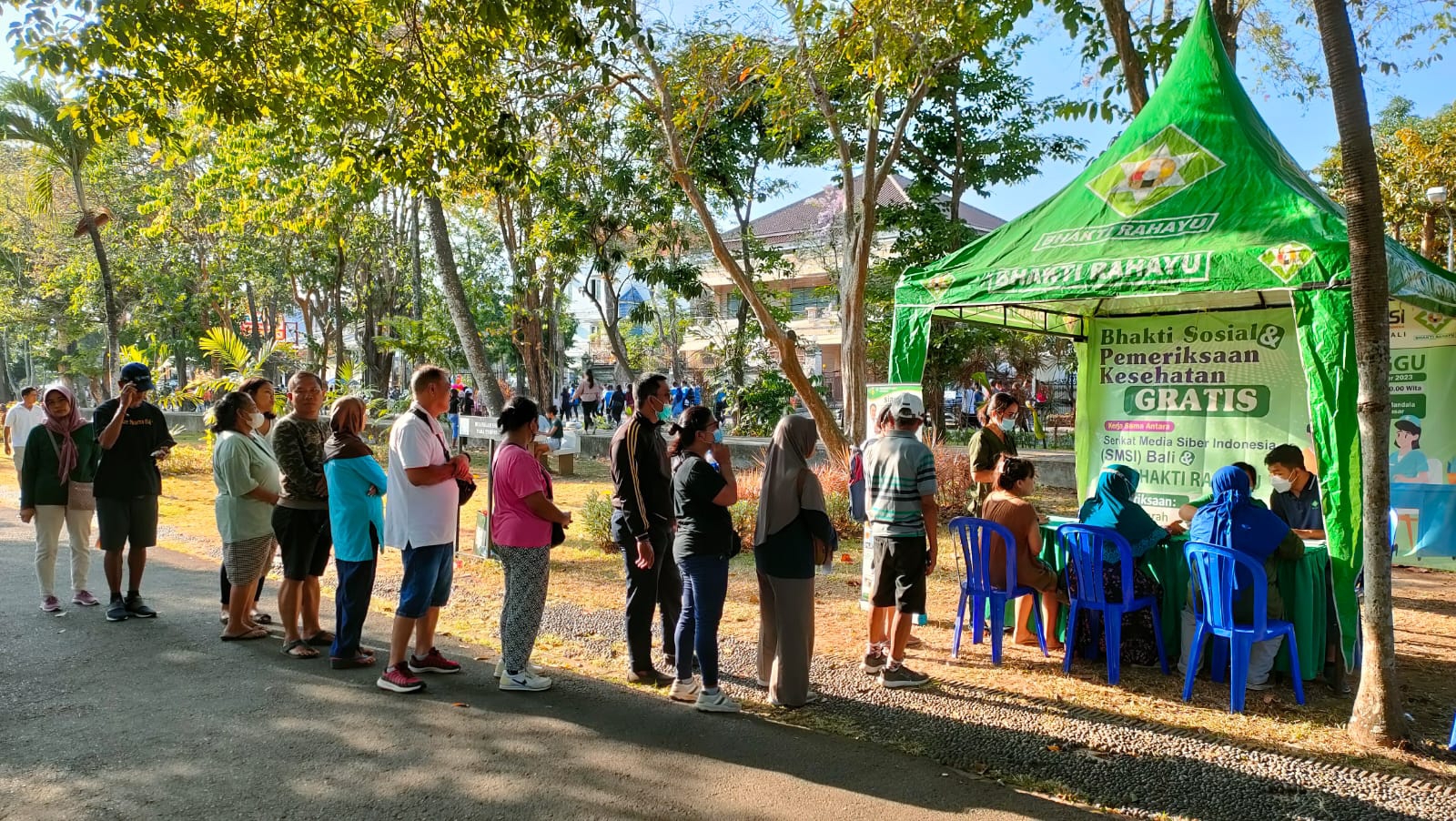 ANTRE: Masyarakat umum mengantre untuk cek kesehatan gratis di booth RSU Bhakti Rahayu di lapangan Renon, Denpasar, Minggu (17/9/2023). (Radar Bali Photo)