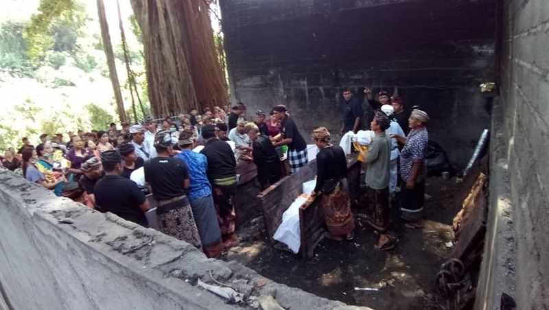 DIKREMASI: Suasana ritual di Krematorium Cekomaria Denpasar, beberapa waktu lalu. (adrian suwanto/radar bali)
