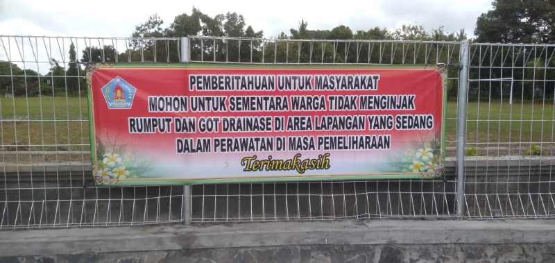RUMPUTNYA JELEK : Revitalisasi Lapangan Umum Pau, Kecamatan Banjarangkan, Klungkung. (istimewa)