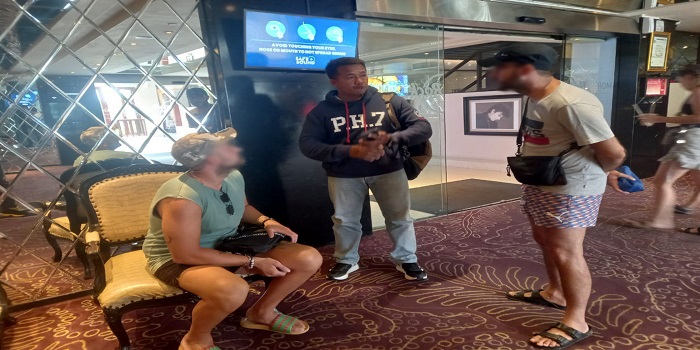 Warga Negara Asing (WNA) asal Italia berinisial LS, 36, saat diamankan di Mapolsek Kuta. Dia kepergok mesum dengan teman wanitanya di depan rumah warga Kuta.