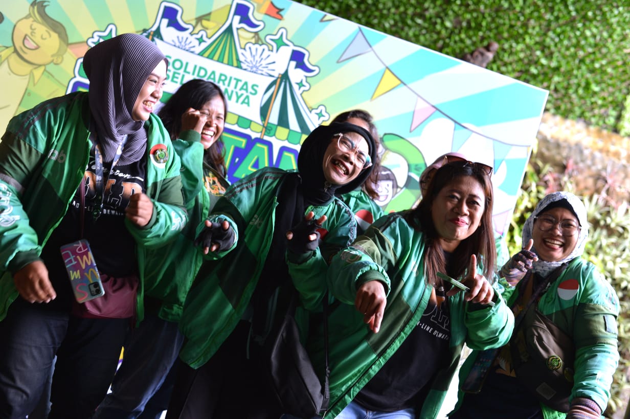 ANTUSIAS: Para Lady Grab tengah asyik menikmati keseruan dalam acara HAJATAN Grab yang berlangsung di Balai Pertemuan Bhumiku, Bali, Sabtu, (16/9/2023). (RADAR BALI PHOTO)