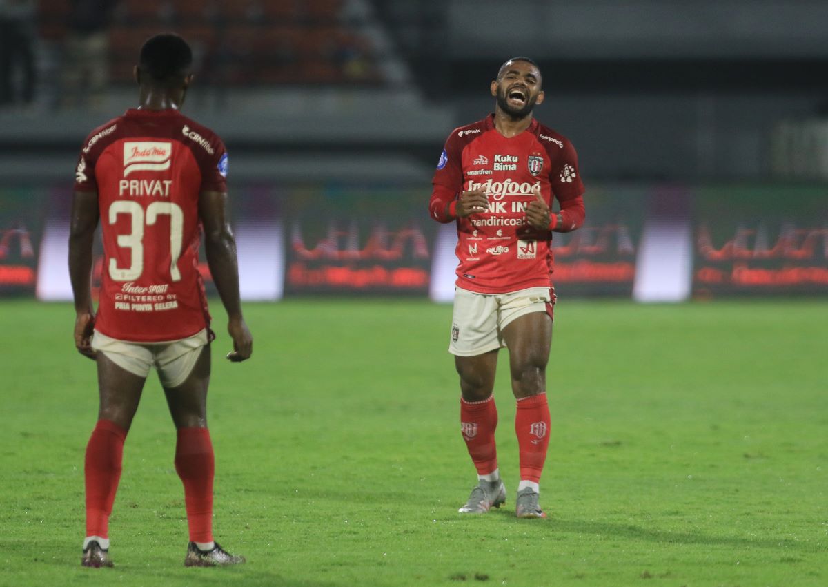 KECEWA: Meski mampu mencetak gol saat melawan RANS Nusantara, pemain winger Bali United Yabes Roni (kanan) terlihat kecewa. Yabes lRoni lama tak main karena cedera.