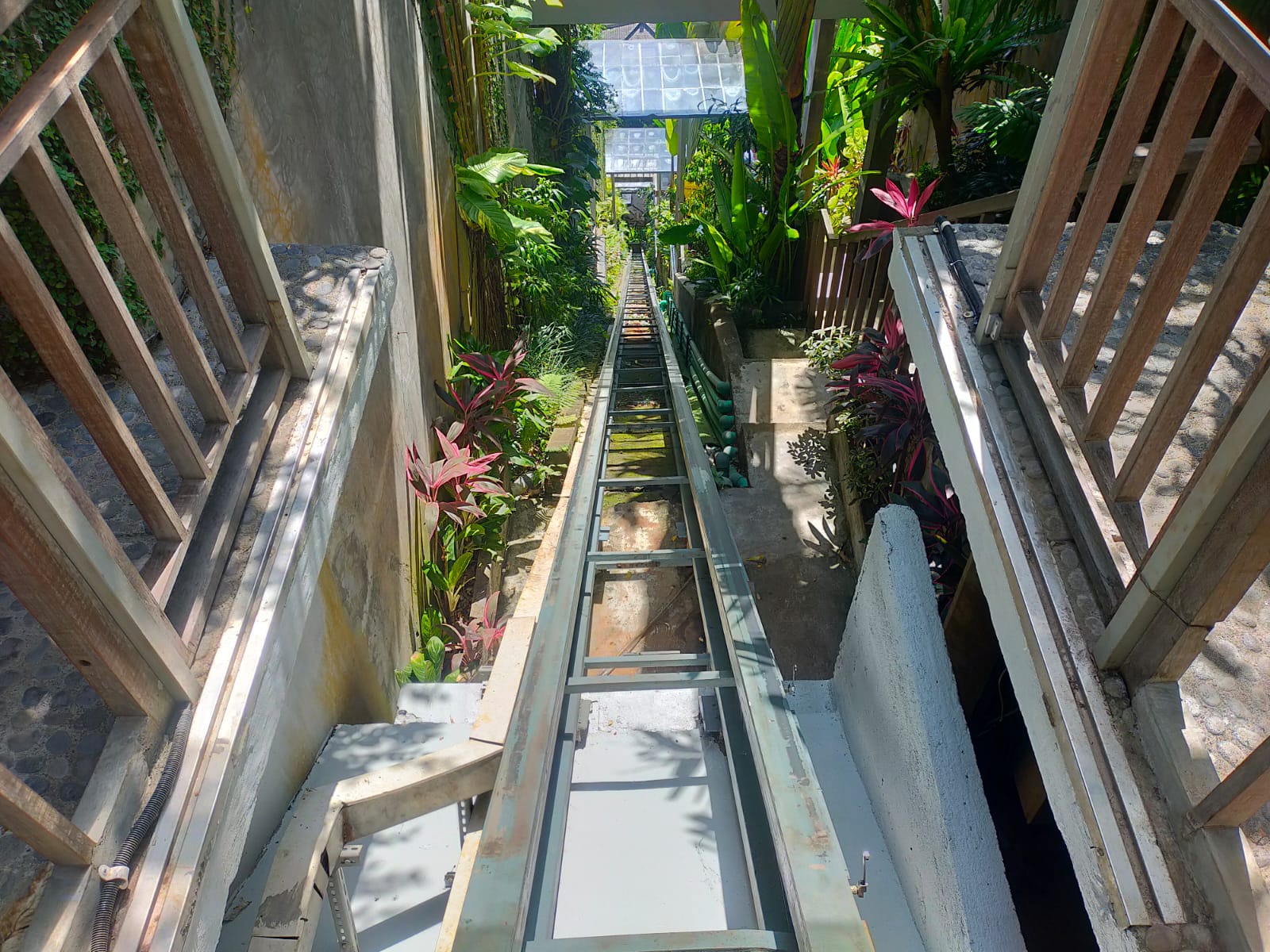 TAK SESUAI SPEK: Lift yang dipasang di Auterra Resort ini ambruk dan menewaskan 5 karyawannya beberapa waktu lalu.
