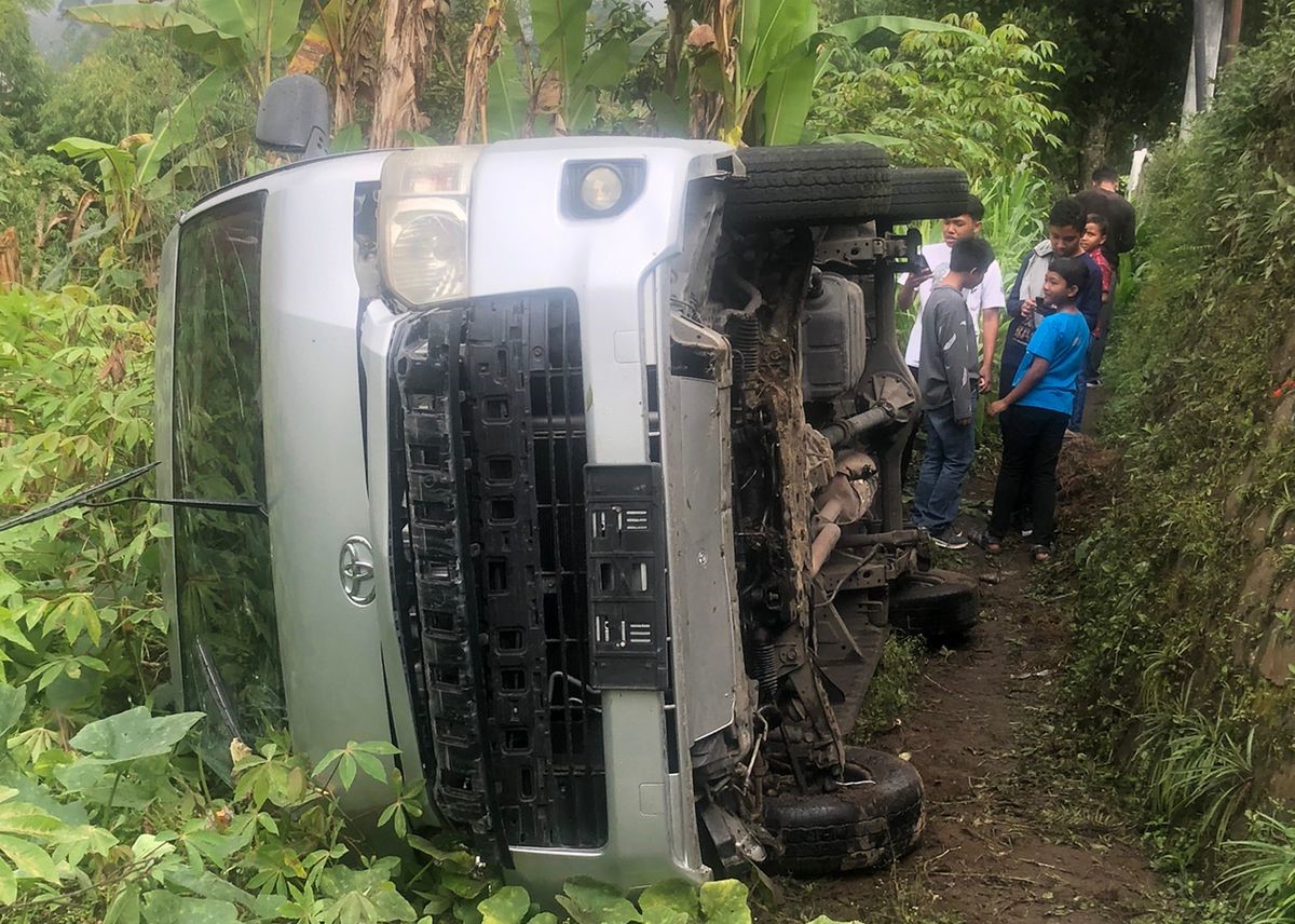 TERJEREMBAB: Kondisi mobil travel pariwisata Toyota Hiace bernopol D 7027 FA yang terjun ke kebun warga di Baturiti Tabanan (17/9/2023).