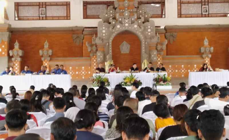 NAIK ONGKOS PER OKTOBER 2023: Suasana sosialisasi kenaikan tarif air minum kepala para pelanggan di Gedung Kesenian I Ketut Mario Tabanan. (juliadi/radar bali)