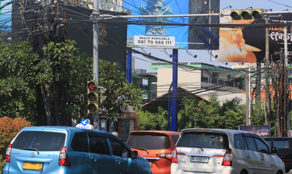 MENGGANGGU: Lampu Lalu lintas di Persimpangan Nakula-Sunset Road, salah satunya tak menyala (17/9/2023)