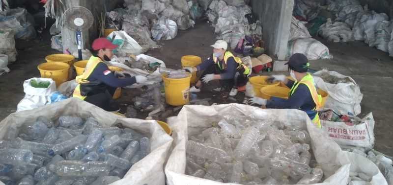 DIPILAH DULU : Proses pemilihan sampah untuk bahan baku daur ulang di TPST Peh, Kaliakah. (m. basir/radar bali)