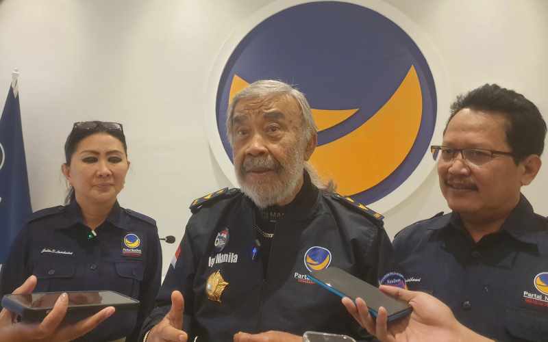 GEMBLENG KADER : IGK Manila (tengah) didampingi Ketua DPW Nasdem Bali Julie Laiskodat usai membina dan memberikan arahan untuk para bacaleg DPR RI Nasdem Bali, Senin (18/9/2023).(Kadek novi febriani)
