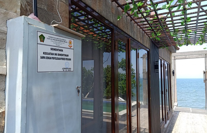 Penghentian sementara pembangunan vila yang dibangun bule di pinggir pantai Pebuahan, Jembrana.