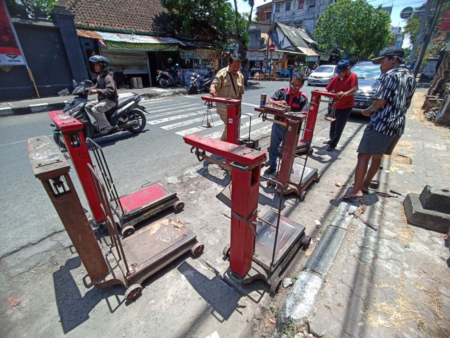 MILIK DAGANG BUAH: Dacin atau timbangan milik pedagang buah di Jalan Pulau Sumatera Denpasar ditera ulang, 18 September 2023.