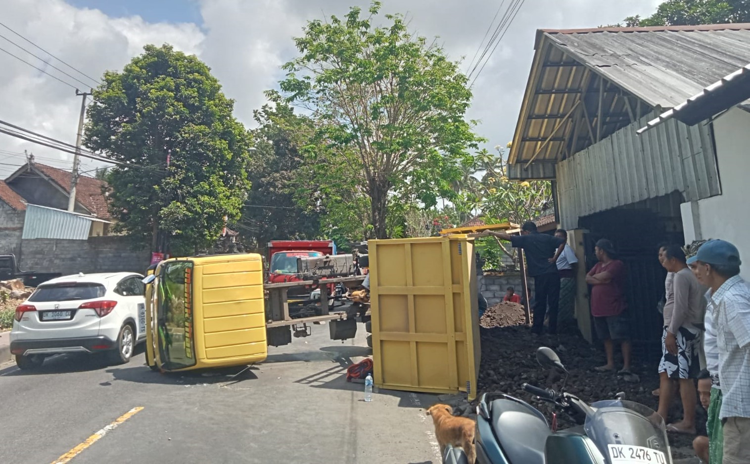 BIKIN MACET: Sebuah truk bermuatan tanah terguling dan bikin macet jalan A Yani Amlapura Karangasem (19/9/2023)