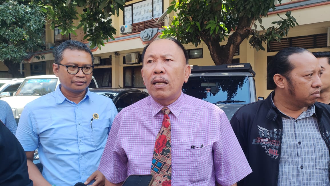 Di Polda: Erwin Siregar bersama para saksi berada di lingkungan Mapolda Bali, Selasa (19/9/2023). (Andre Sulla/Radar Bali)