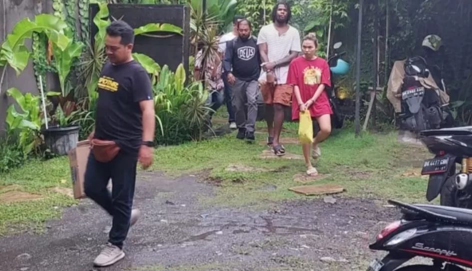 REKA ULANG: Pihak Kepolisian membawa pasangan kekasih asal James Perry Artis JR, 36, dan kekasihnya Mary Clydel Oulario.