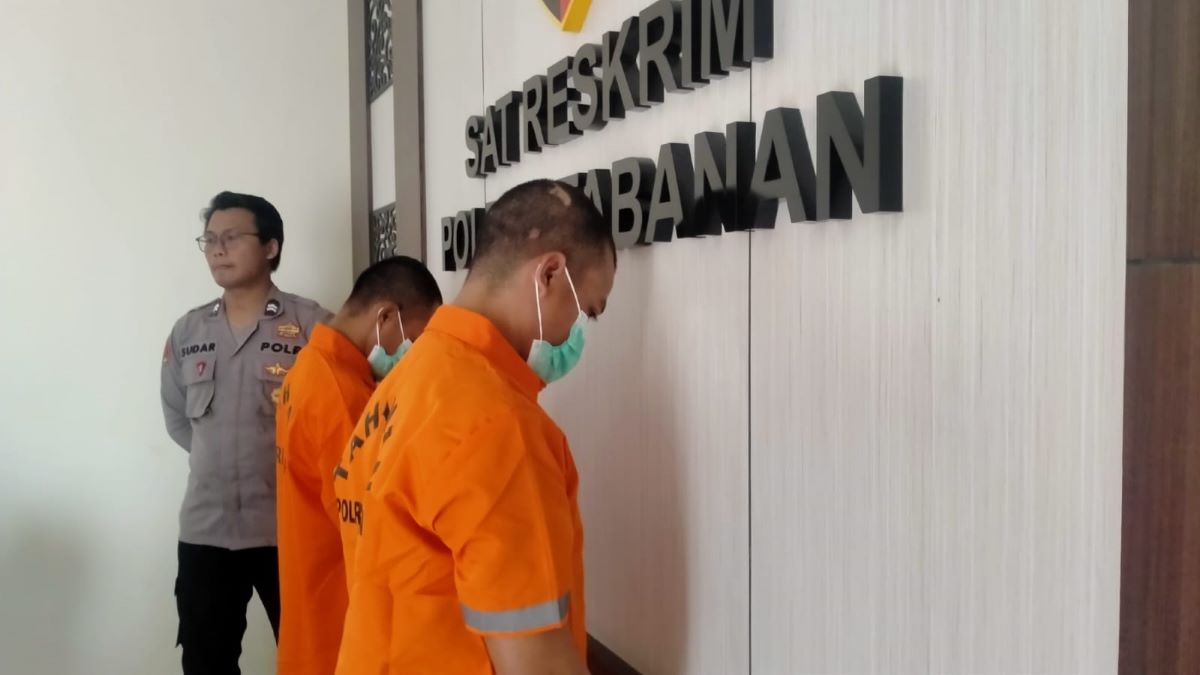 PEMBACOKAN: Dua tersangka Gedion Lendu alias Dion Andreas Bengo Ole alias Andika kasus penganiayaan buruh bangunan di proyek Villa Desa Kabakaba Kediri Tabanan.