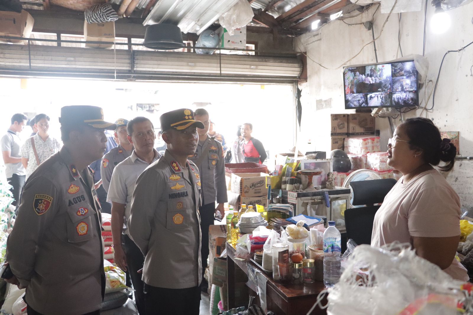 CEGAH INFLASI: Kapolres Klungkung AKBP I Nengah Sadiarta  cek ketersediaan di Pasar Galiran, 19 September 2023.