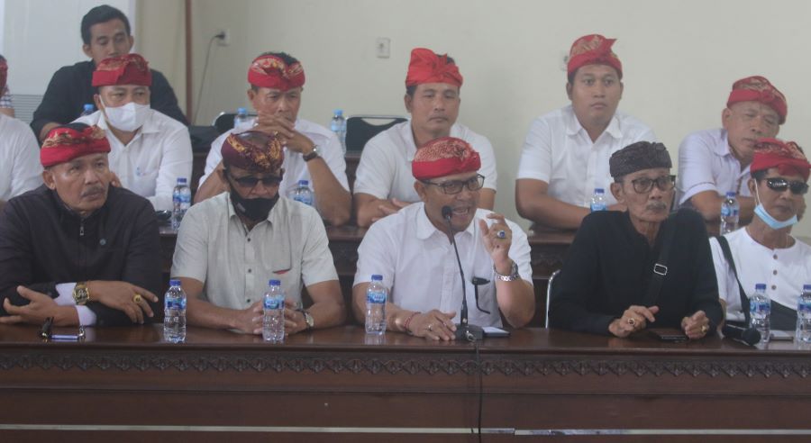 TAK BERTEMU AWK: Tokoh Desa Adat Bugbug, I Nengah Yasa Adi Susanto (depan mik), Koordinator Tim hukum dan perwakilan  Desa Adat Bugbug saat berbicara di kantor DPD RI Bali, 20 September 2023.