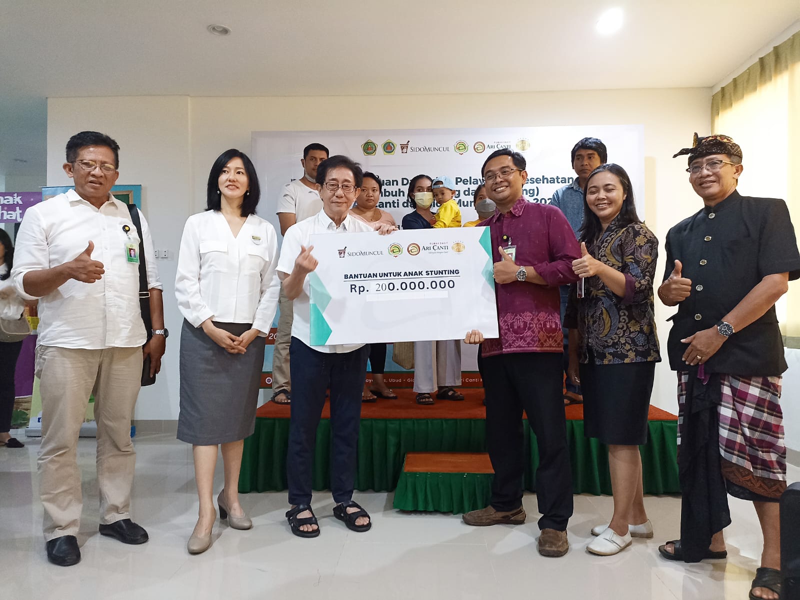 CSR: Direktur Sido Muncul Irwan Hidayat menyerahkan bantuan untuk anak stunting di Bali kepada Direktur RS Ari Canti dr I Putu Oka Dharmawan MARS, didampingi Direktur PT Ari Canti Husadha
