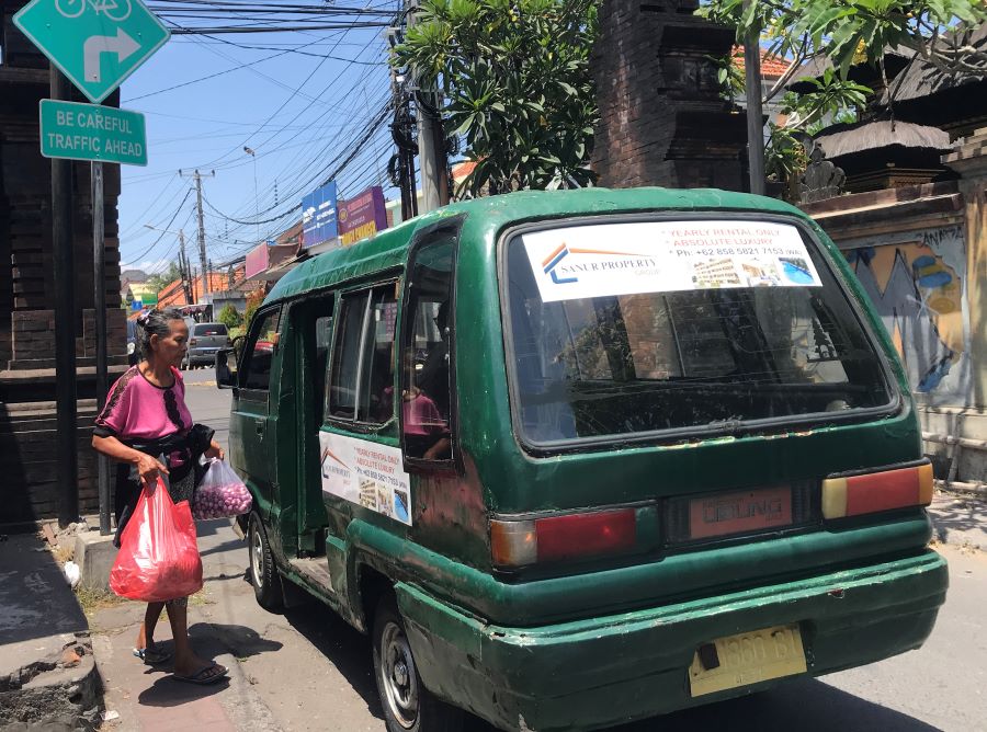NYARIS PUNAH: Salah satu angkot trayek Kreneng Sanur yg disupiri Komang Suwendra akan mengangkut penumpang warga sanur di depan pasar sindu, sanur Sabtu lalu, 16 September 2023.