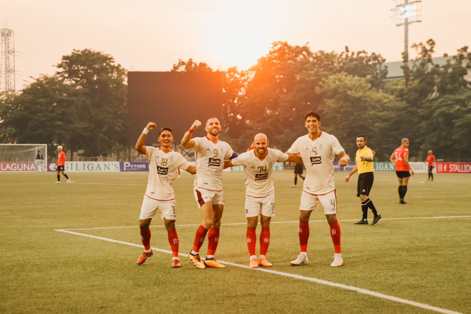 SELEBRASI: Beberapa pemain Bali United melakukan selebrasi usai membantai Stallion Laguna FC di Filipina, 20 September 2023.