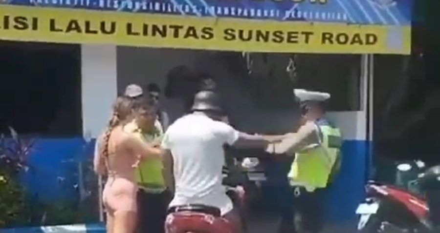 TAK DIHARGAI: Aksi WNA mendotong polisi lalilintas di jalan sunset road ketika terjadi pelamnggaran.