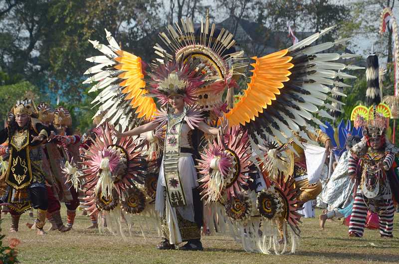 KOLOSAL : Suguhan tarian mengenang Puputan Badung di Lapangan Puputan  I Gusti Ngurah Made Agung, Denpasar. (adrian suwanto/radar bali)