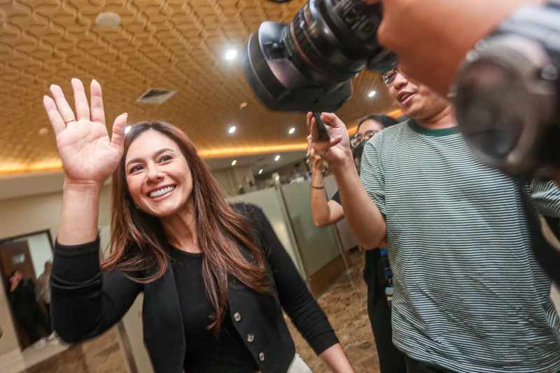 BARU SATU DIPERIKSA: Aktris Wulan Guritno berjalan menuju ruang pemeriksaan setibanya di Gedung Bareskrim Polri, Jakarta, Kamis (14/9/2023). (MIFTAHUL HAYAT/JAWA POS)