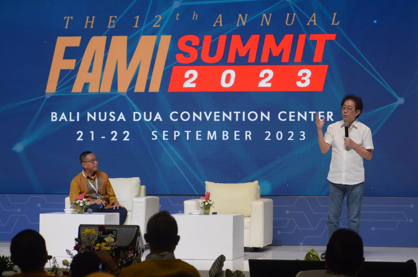 TEBAR PENGALAMAN: Direktur PT Industri Jamu dan Farmasi Sido Muncul, TBK., Irwan Hidayat jadi pembicara Forum Auditor Migas Indonesia (FAMI) Summit di Nusa Dua, Kamis (21/9/2023). (RADAR BALI PHOTO)