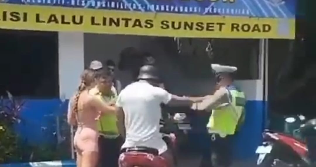 TEREKAM CCTV: WNA yang dorong dan menampar polisi di Pospol Sunset Road ternyata asal Inggris, segera di deportasi.