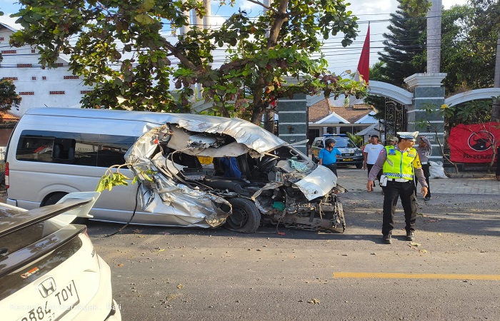 Polisi melakukan olah tempat kejadian perkara di Desa Pengulon setelah mbil travel menabrak pohon dan terguling. Sepuluh orang wisatawan dilaporkan luka-luka.