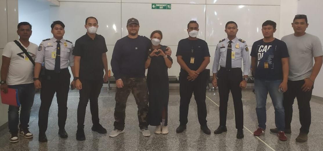 DIPULANGKAN: Maksim Zhiltsov, 42, bersama kekasihnya Polina Syirovatskaia, 39, berada di Terminal Keberangkatan Internasional, Bandara I Gusti Ngurah Rai (21/9/2023)
