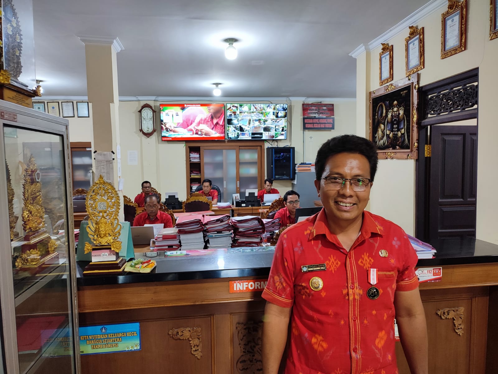 VISIONER: Perbekel Punggul, I Kadek Sukarma, saat ditemui di kantornya di Desa Punggul, Abiansemal, Badung, belum lama ini.