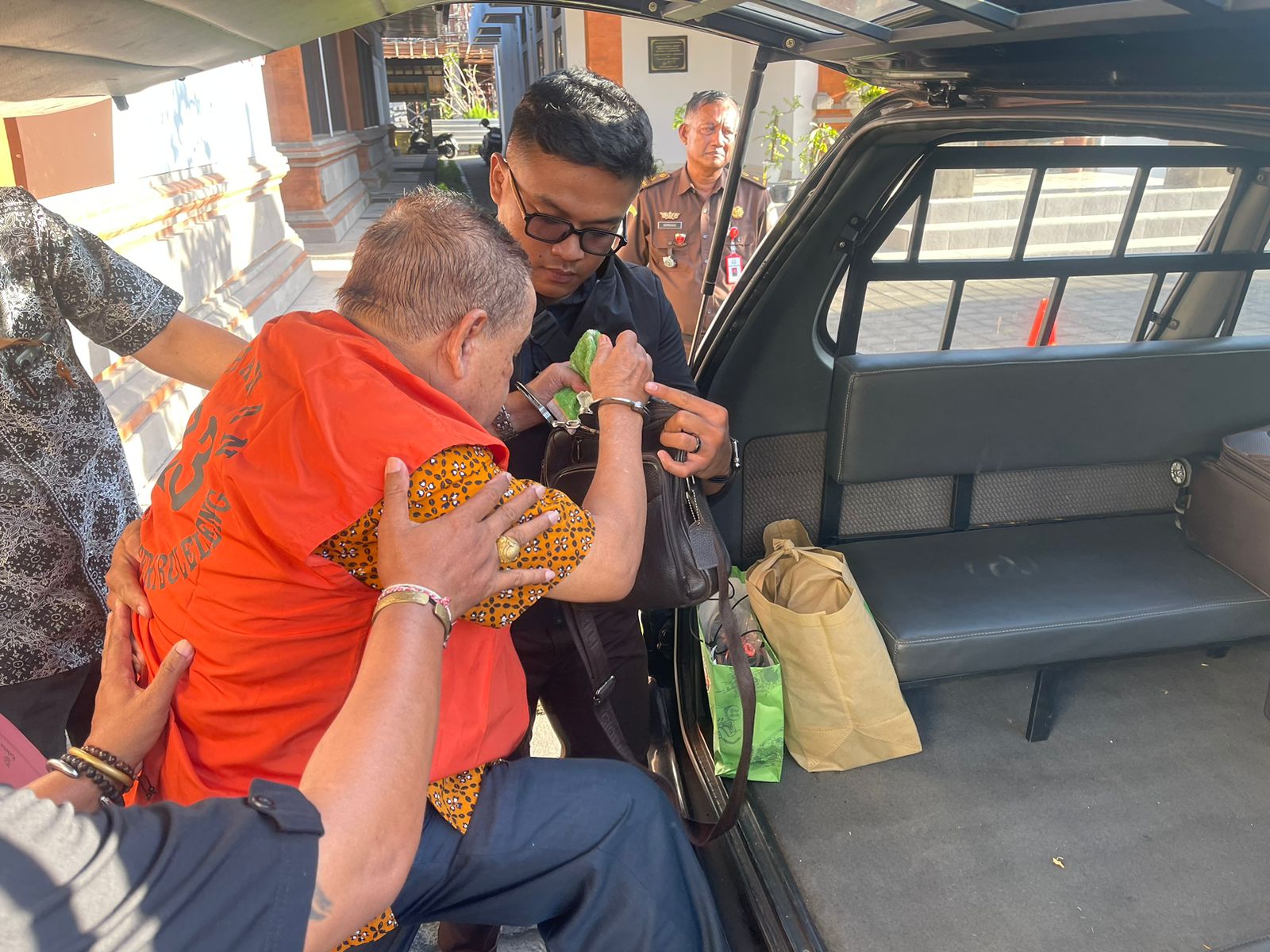 MASUK MOBIL TAHANAN: Bos CV Aneka Ilmu Haji Suwanto dikeler masuk mobil tahanan Kejaksaan Tinggi Bali dalam pelimpahan perkara tahap II Jumat, 22 September 2023.