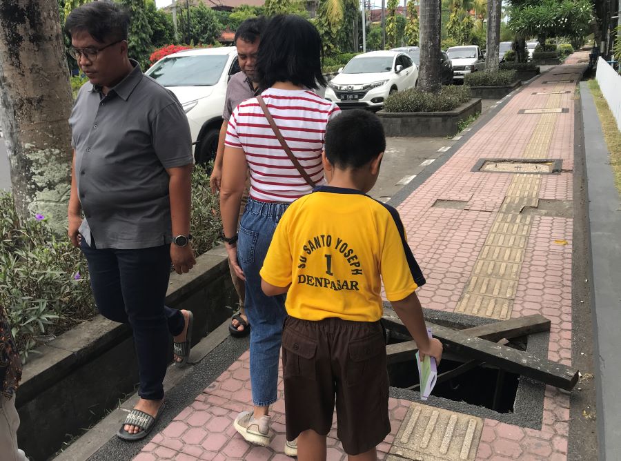BERBAHAYA: Sebuah lubang drainase trotoar tidak ditutup dan hanya dipasang palang kayu diatasnya, di jalan PB Sudirman, depan SMA Santo Yoseph (22/9/2023)