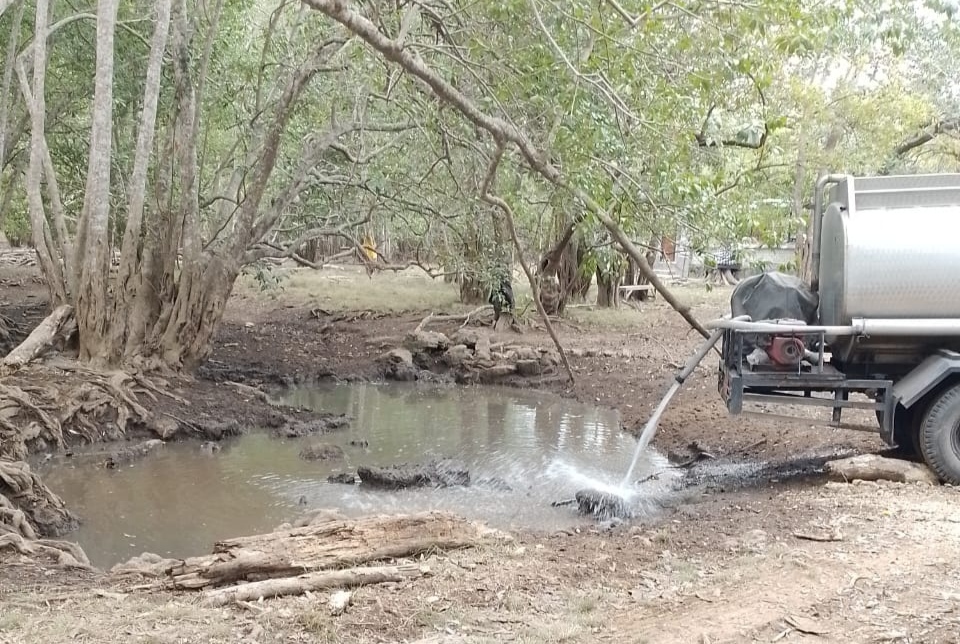 KEKERINGAN: Sebuah mobil tangki menyuplai air di hutan Bali Barat untuk kebutuhan minum satwa.