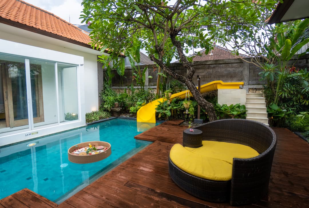 PENGALAMAN MENYENANGKAN: Kolam Renang Luas dan Perosotan Jadi Daya Tarik Villa 3 Kamar di La Mira Villa, Ajak Keluarga Menghabiskan Waktu Libur di sini.