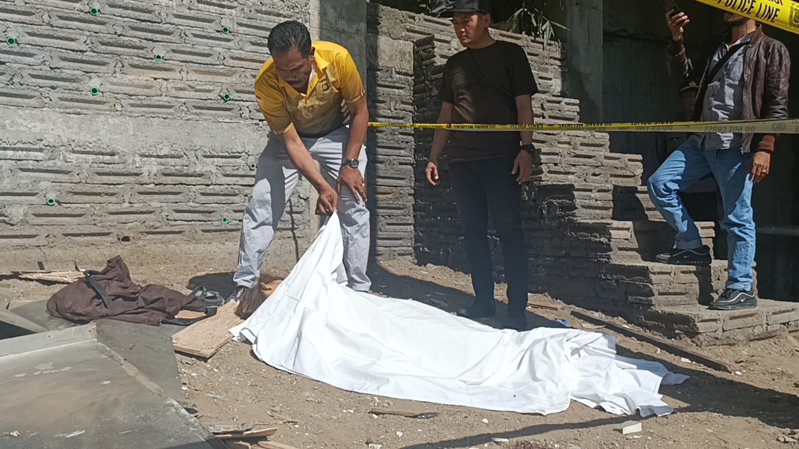 TKP MUSIBAH: Polisi memasang police line dan mengevakuasi korban meninggal akibat lift ambruk di Ayuterra Resort Ubud Gianyar beberapa waktu lalu.
