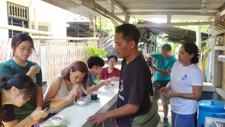 BUDAYA NGOPI: Sejumlah mahasiswa asing dari Universitas Singapura ngopi bareng di Rompyok Kopi Yayasan Kertas Budaya Indonesia di Jembrana.