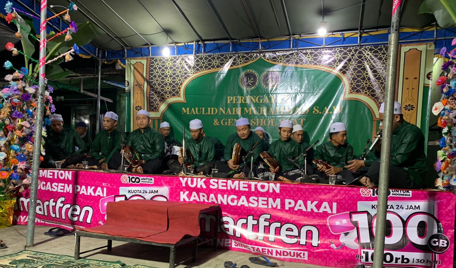 HADRAH: Kelompok Hadrah saat melantunkan sholawat dalam kegiatan Maulid Nabi Muhammad SAW oleh majelis taklim Al-Ikhwan warga Perumahan Asri, Kecicang Islam , Sabtu  malam (23/9/2023)