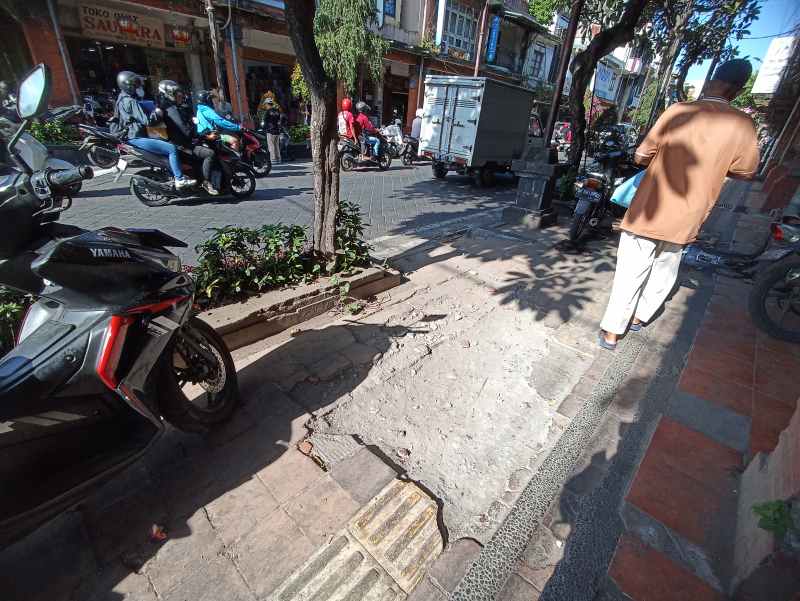 RUSAK : Kondisi salah satu ruas pedestrian di Jalan Gajah Mada Denpasar tampak rusak. (Foto: Adrian Suwanto/Radar Bali)