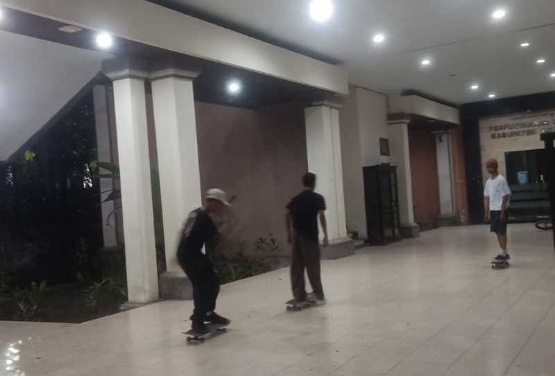 PINDAH TEMPAT : Sejumlah anak muda bermain skateboard di area Gedung Kesenian Ir. Soekarno.(m.basir/radar bali)