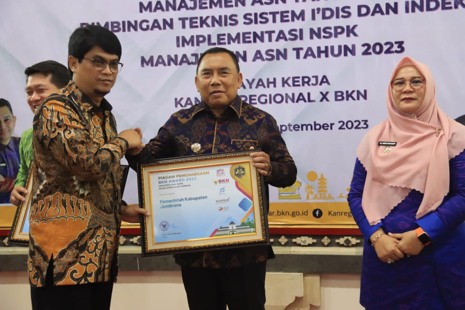 PRESTASI: Bupati Jembrana I Nengah Tamba saat menerima BKN Award 2023, Kantor Regional BKN X Denpasar, Senin (25/9/2023). (Radar Bali Photo)